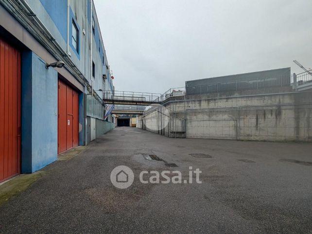 Capannone in commerciale in Via Monsignore O. Romero 57