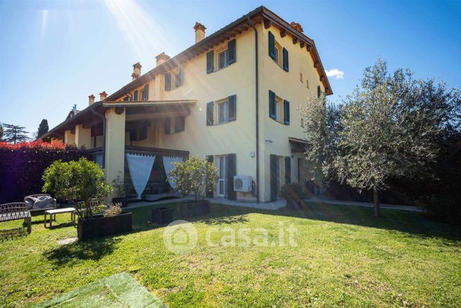 Casa indipendente in residenziale in Via Ippolito Nievo