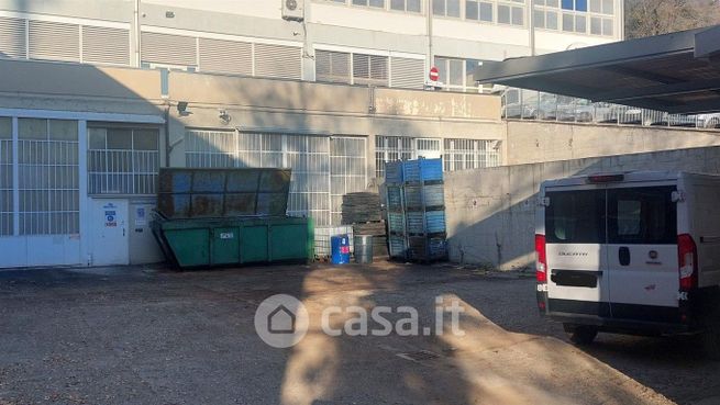Capannone in commerciale in