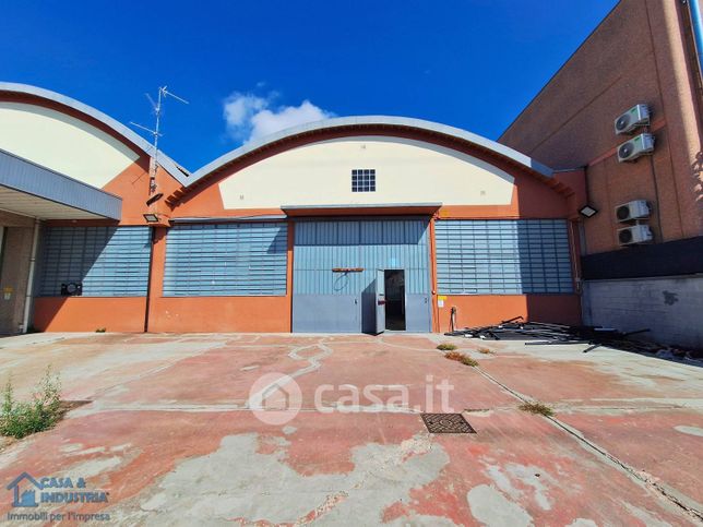 Capannone in commerciale in Via Mario Greppi