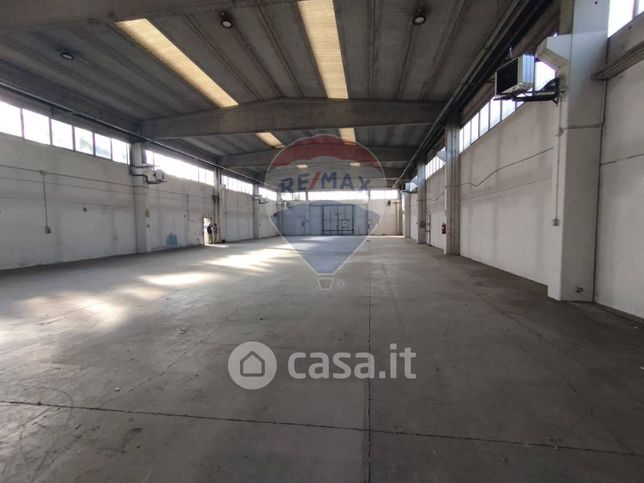 Capannone in commerciale in Via Giuseppe Sirtori