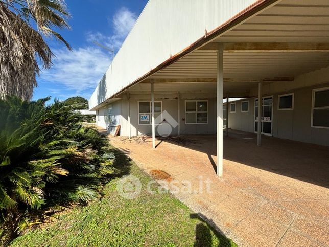 Capannone in commerciale in 