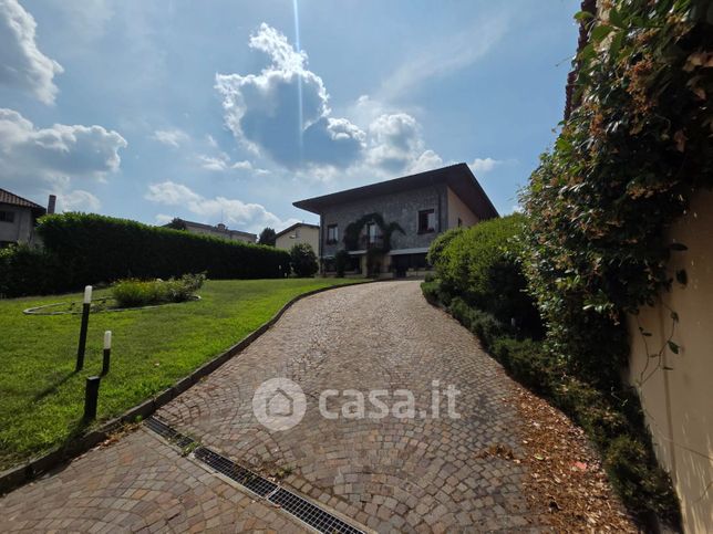 Villa in residenziale in Via XXV Aprile