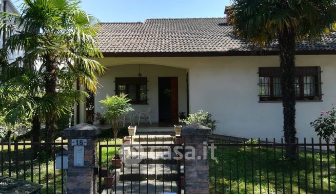 Villa in residenziale in Viale G. Leopardi 18