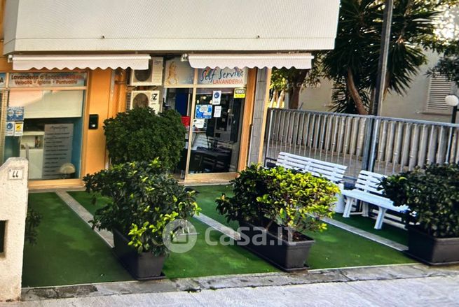 Attivitã /licenza (con o senza mura) in commerciale in Via Alcide de Gasperi