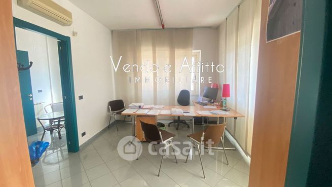 Ufficio in commerciale in 