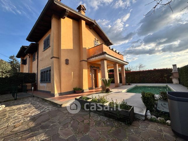 Casa bi/trifamiliare in residenziale in Via delle Mimose