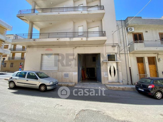 Box/posto auto in residenziale in Via Giovanni Pascoli 19