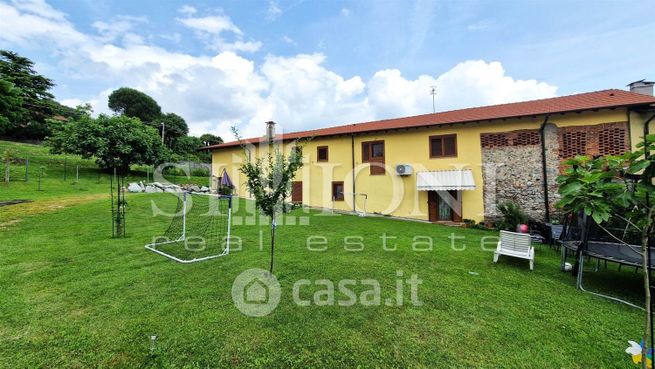 Casa bi/trifamiliare in residenziale in