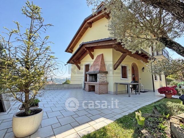 Casa bi/trifamiliare in residenziale in Via Caecchioni 17