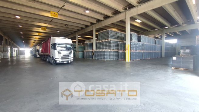 Capannone in commerciale in 