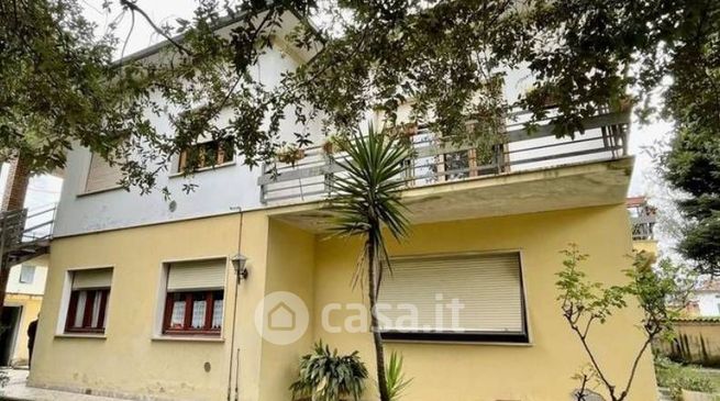 Villa in residenziale in Via Adda