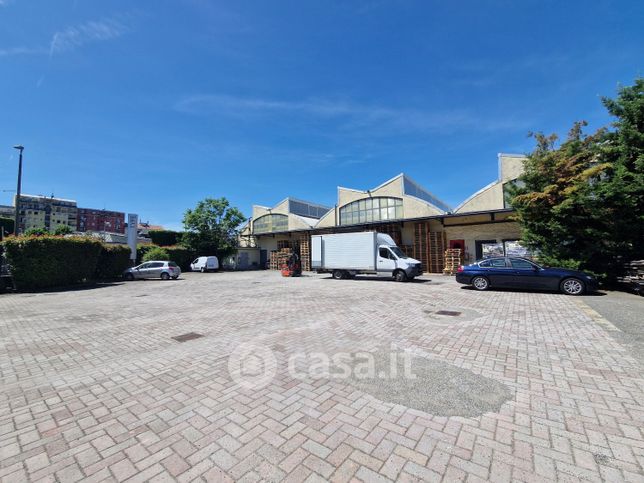 Capannone in commerciale in Via Milano