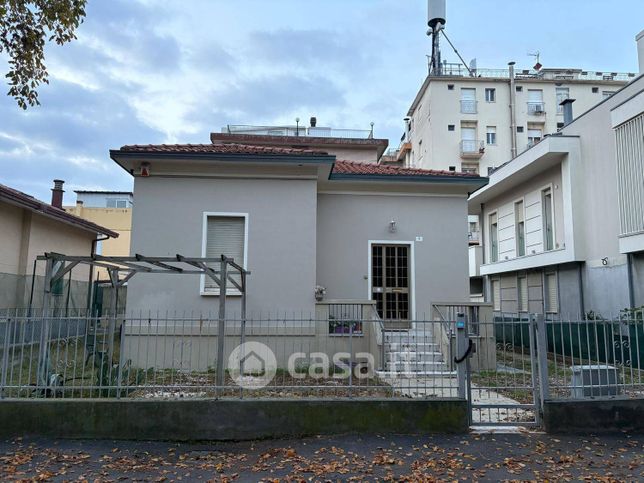 Villa in residenziale in Viale Pescara 7