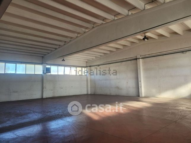 Capannone in commerciale in Via Giuseppe Guicciardi