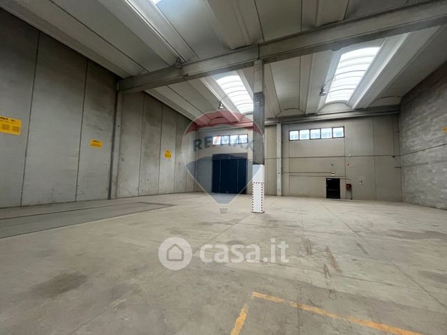 Capannone in commerciale in Via Saronnino