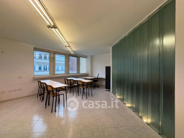 Ufficio in commerciale in Via Massimo Arcamone 8