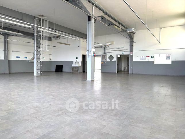 Capannone in commerciale in 