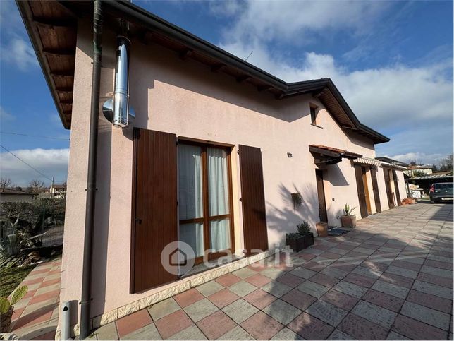 Casa indipendente in residenziale in 