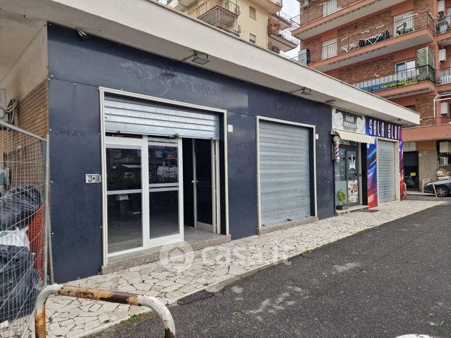 Negozio/locale commerciale in commerciale in Via Palo Laziale 33