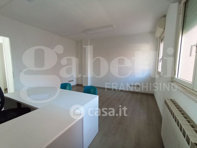 Ufficio in commerciale in 