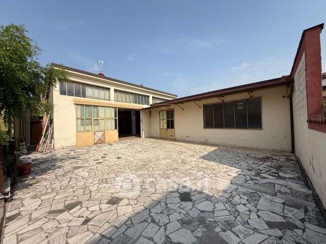 Capannone in commerciale in Via Amerigo Vespucci 18