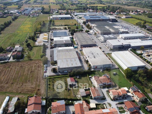 Capannone in commerciale in 