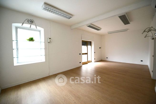 Attività/licenza (con o senza mura) in commerciale in Via Cesare Battisti 38
