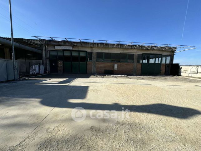 Capannone in commerciale in