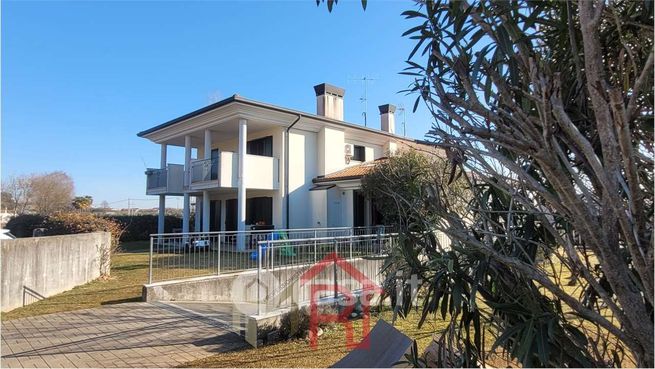 Casa bi/trifamiliare in residenziale in 