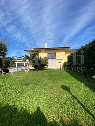 Casa bi/trifamiliare in residenziale in Via Matera 3