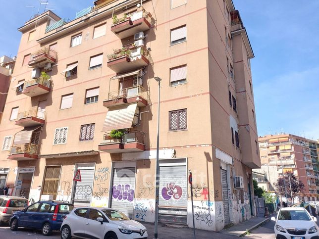 Negozio/locale commerciale in commerciale in Via delle Celidonie