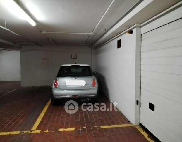 Garage/posto auto in residenziale in Via Parigi 13