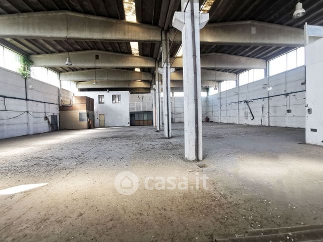 Capannone in commerciale in Frazione Masio 78