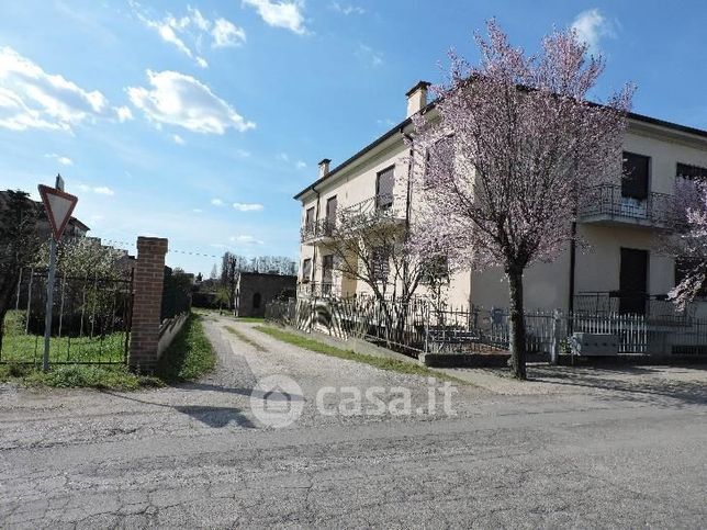 Casa indipendente in residenziale in Via Rosta 99