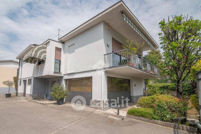 Villa in residenziale in Via Monte San Michele 13