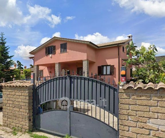 Villa in residenziale in Via dei Castagni 25
