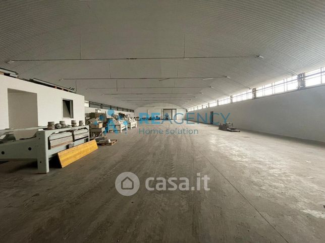 Capannone in commerciale in Via IV Novembre