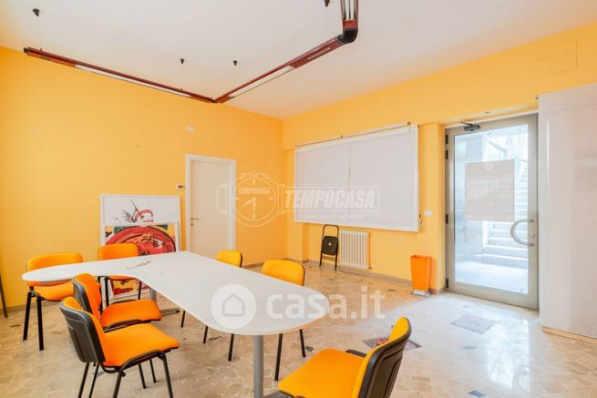 Capannone in commerciale in 