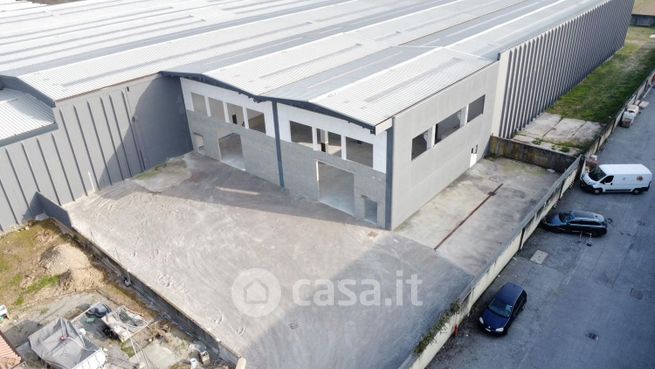 Capannone in commerciale in Piazza Italia
