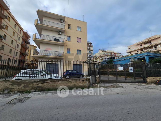 Box/posto auto in residenziale in Via Corinto 1