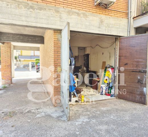 Box/posto auto in residenziale in Via Giuseppe Umana 15