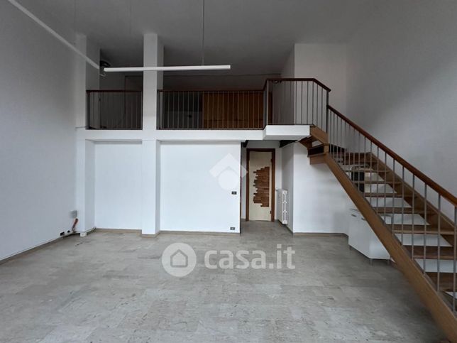 Ufficio in commerciale in Via Fratelli Carando 12