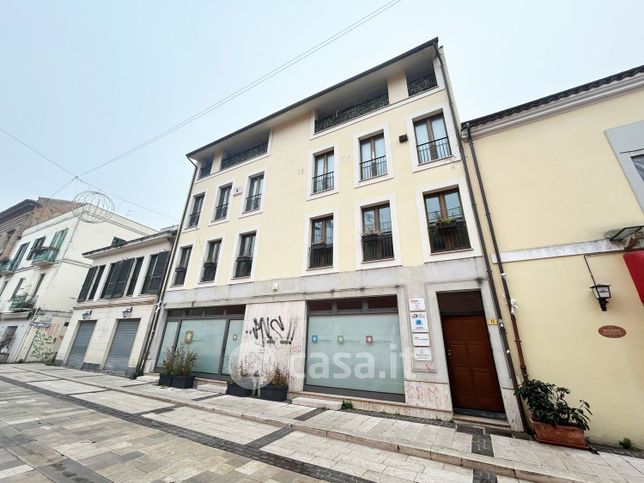 Ufficio in commerciale in Via delle Caserme 75