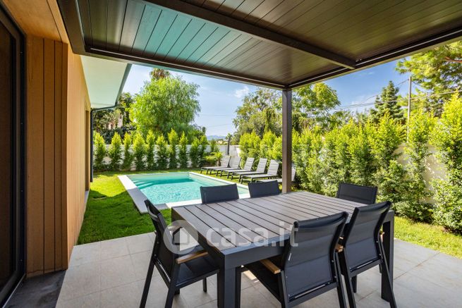Casa bi/trifamiliare in residenziale in Viale Margherita di Savoia