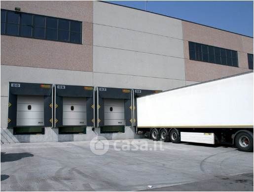 Capannone in commerciale in 
