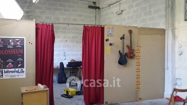 Capannone in commerciale in