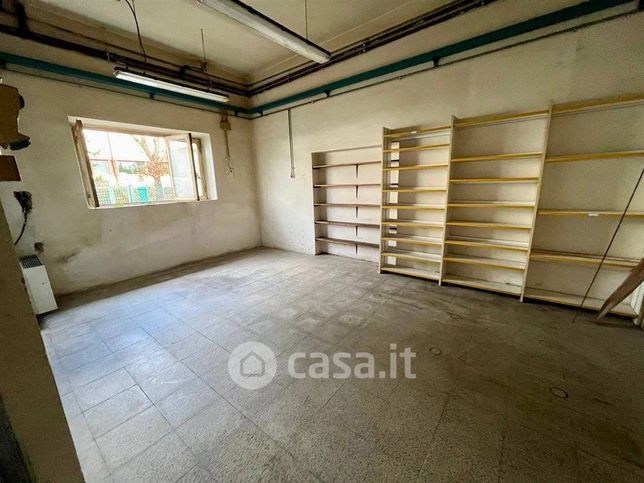 Capannone in commerciale in 