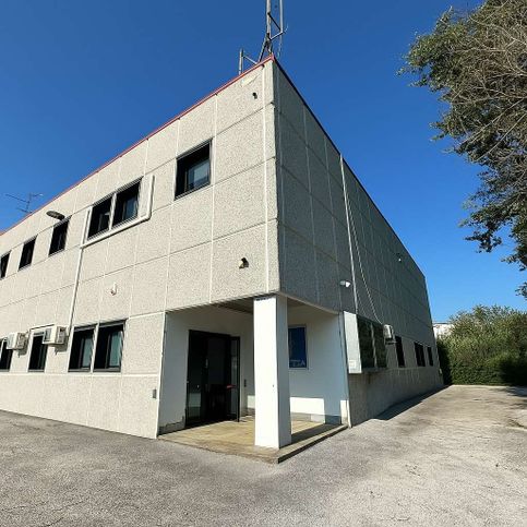 Capannone in commerciale in Via Ferruccio Fioretti 9 a