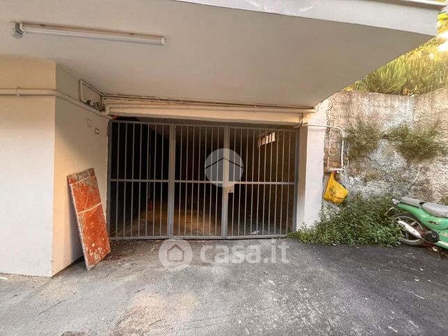 Garage/posto auto in residenziale in Via Molise 5